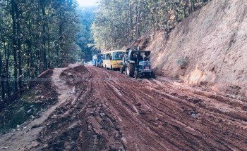 मध्यपहाडी लोकमार्गको धुलो र हिलोले यात्रुलाई सास्ती